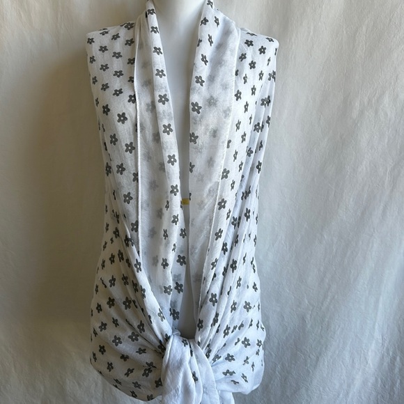 Large white scarf / wrap with gray flowers - Picture 1 of 3